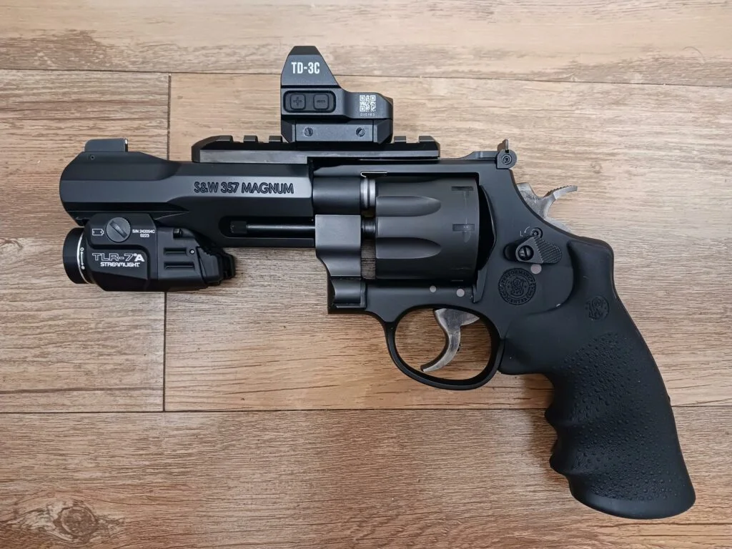 Smith and Wesson M&P R8