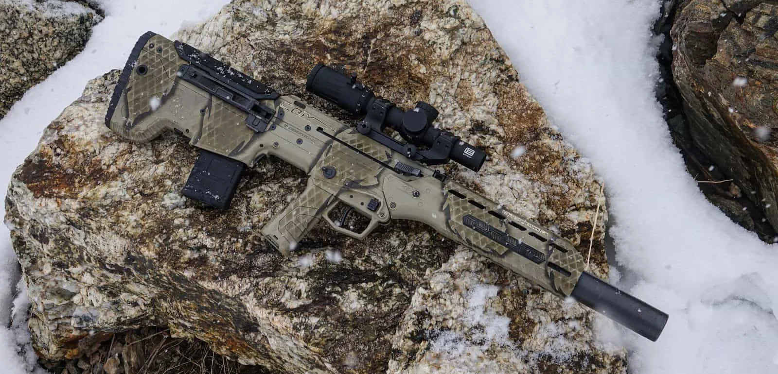 EOTech Vudu 1-8x24 Review mounted on desert tech mdrx on rock