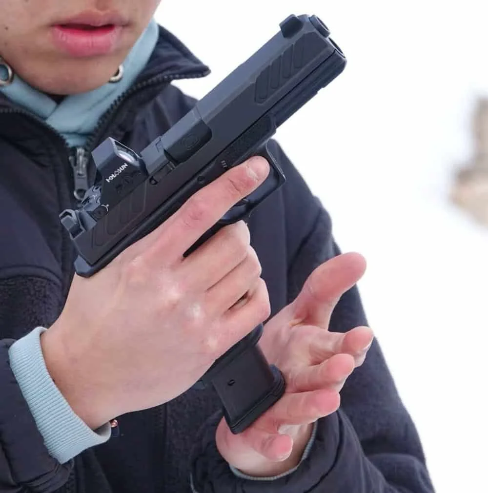 shadow systems dr920 with holosun 407k mounted and reloading