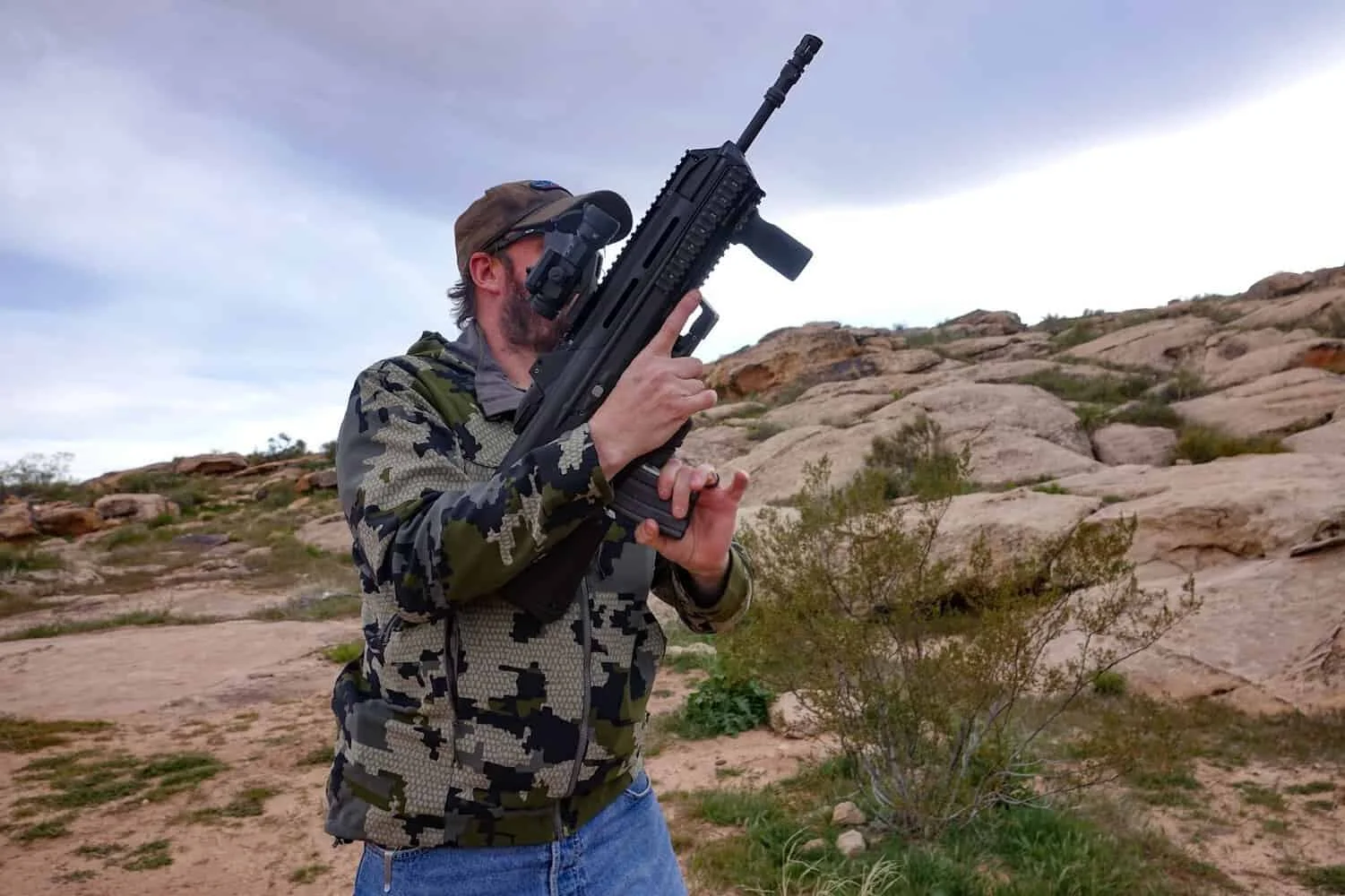 fn fs2000 reloading hands on outside