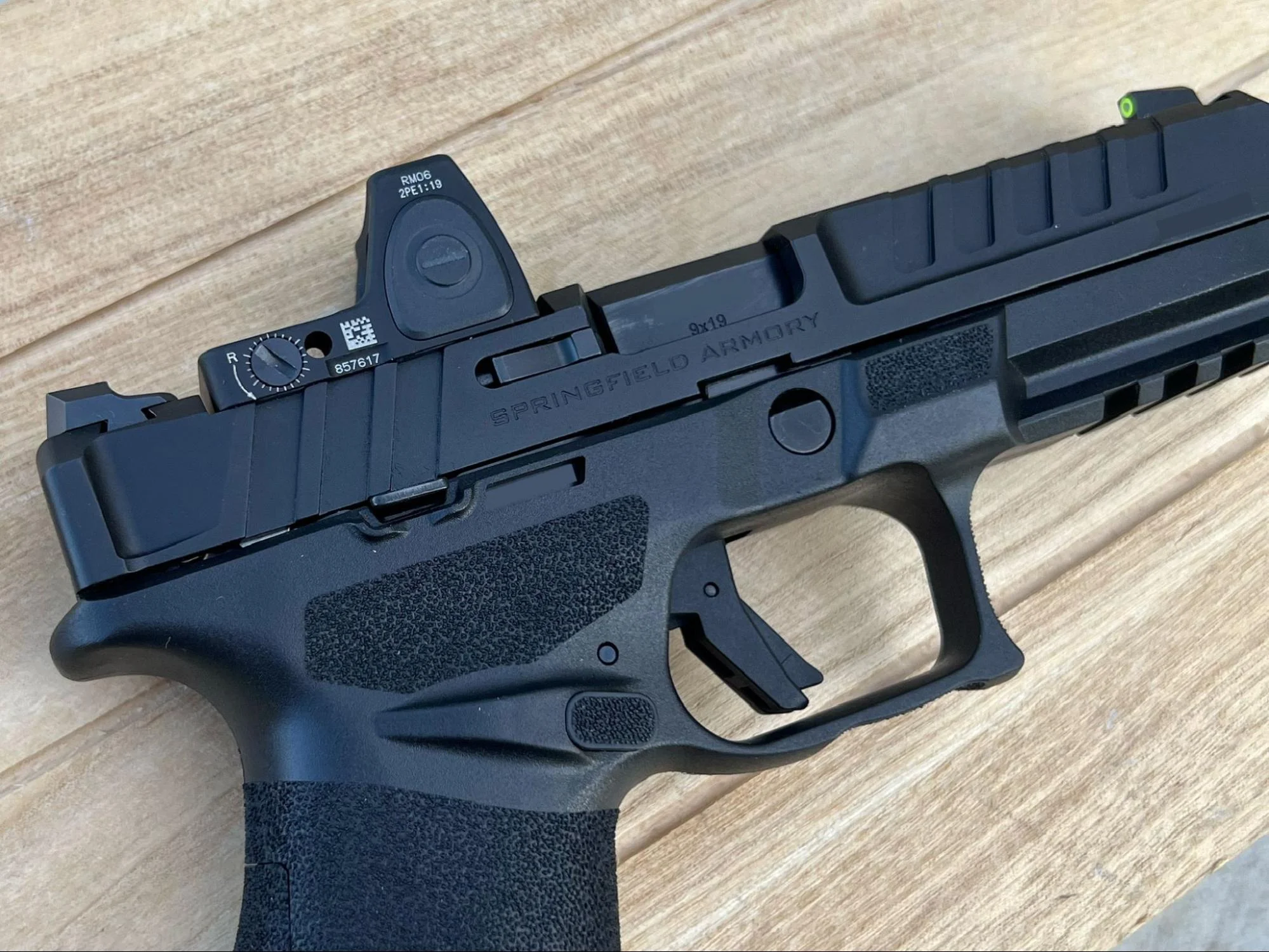 springfield armory echelon close up trigger grips slide right side