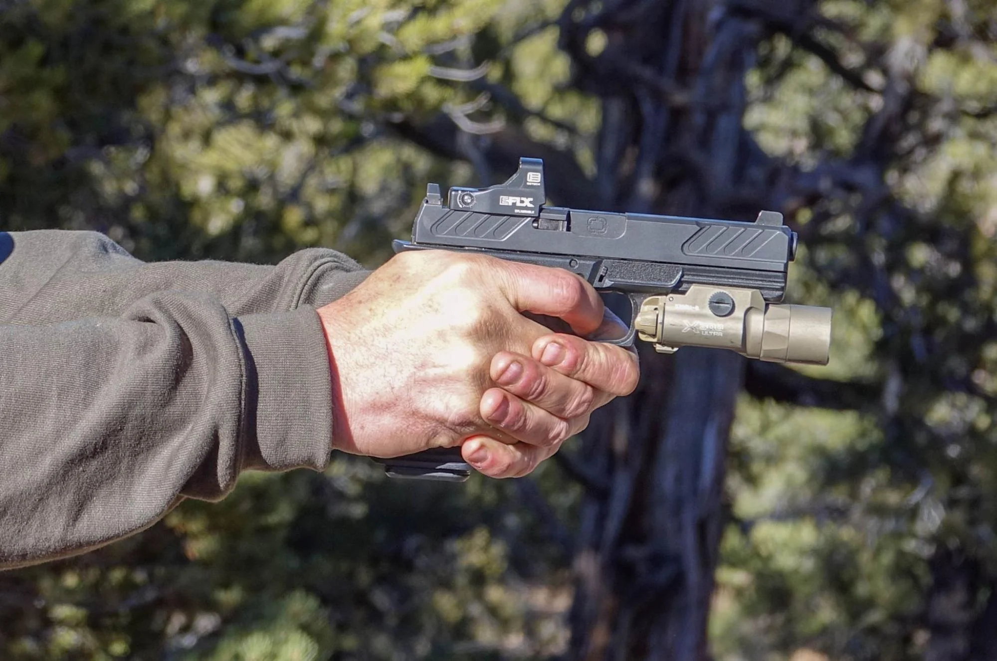 eotech eflx red dot side view hands on