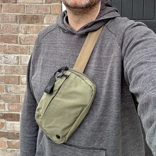 Person wearing the Vertx Everyday Fanny Pack 2.1 as a crossbody sling bag